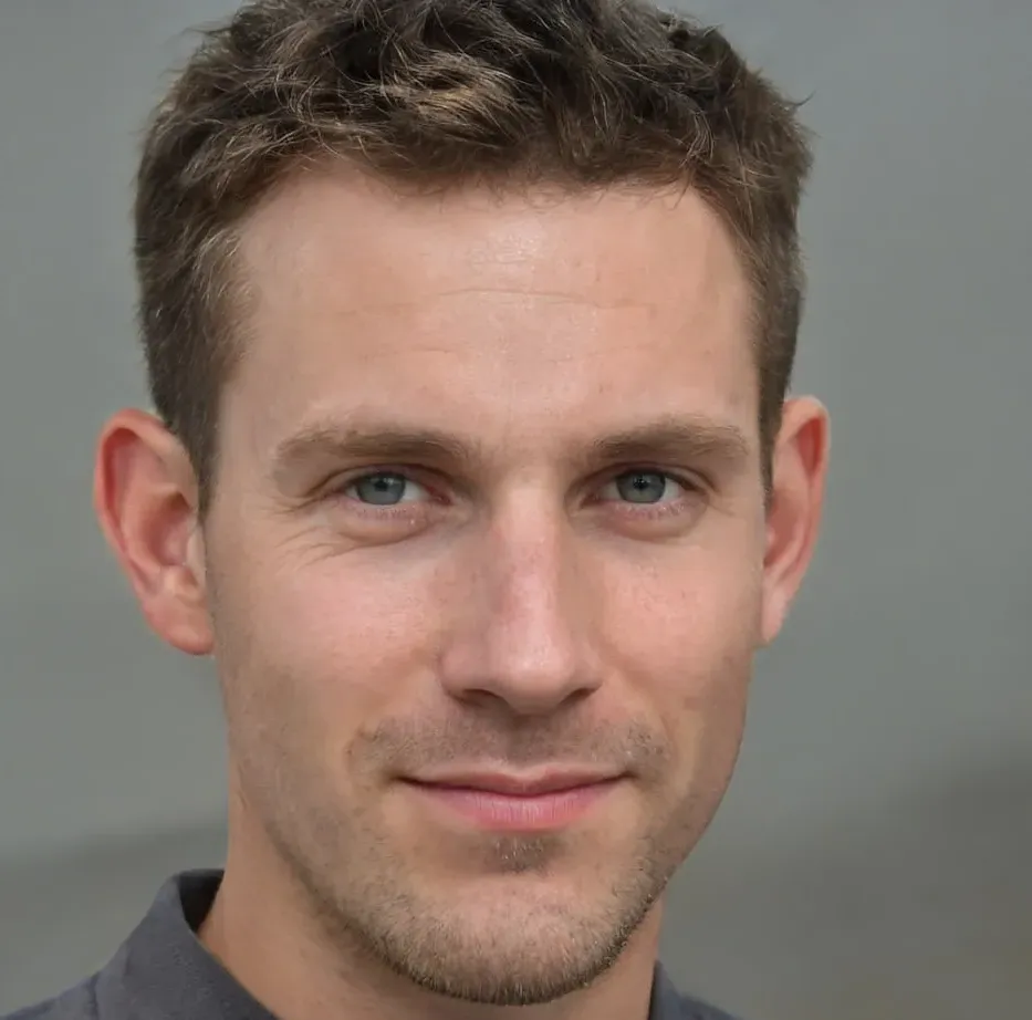 Reactoonz Lächelnder junger Mann mit braunen Haaren und blauen Augen